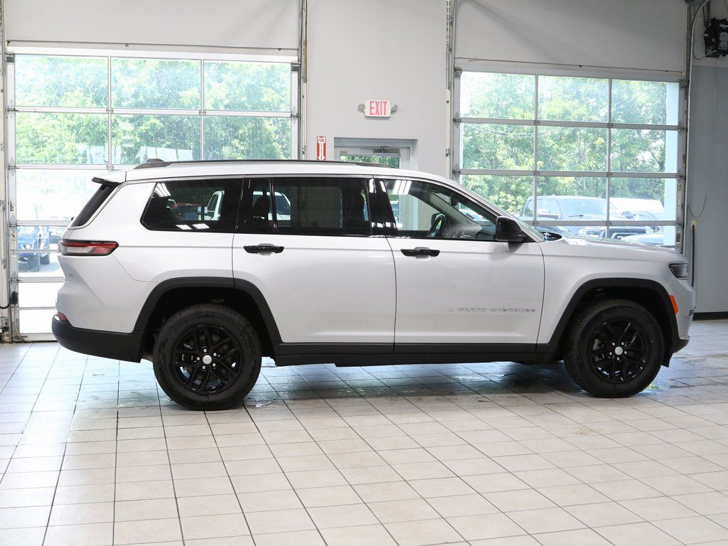 2023 Jeep Grand Cherokee Laredo photo 4
