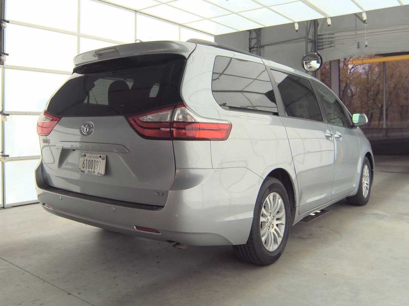 2017 Toyota Sienna Limited XLE Premium photo 2