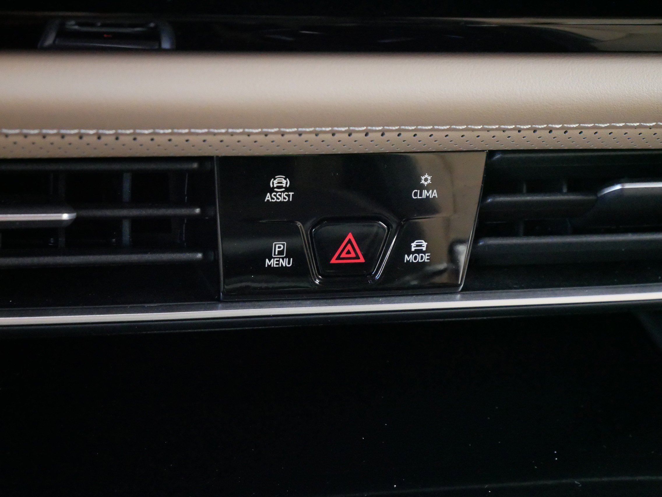 2024 Volkswagen Atlas Cross Sport SE Technology photo 20