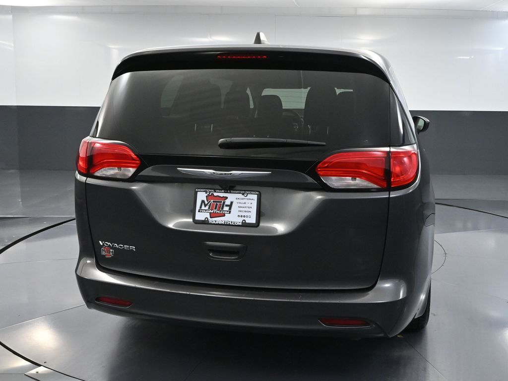 2022 Chrysler Voyager LX photo 4