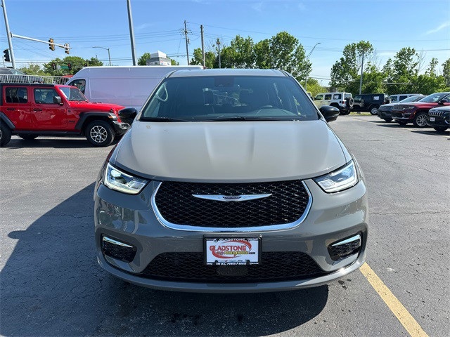 2025 Chrysler Pacifica photo 3