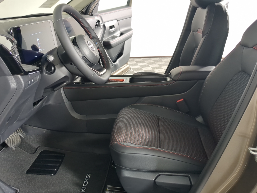 2025 Nissan Kicks SR photo 7