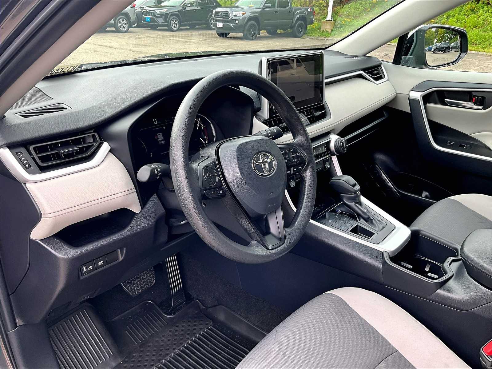 2025 Toyota RAV4 XLE photo 8