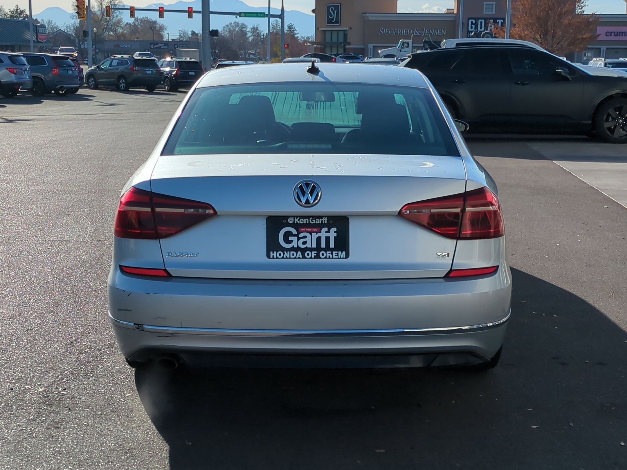 2018 Volkswagen Passat R-Line photo 4