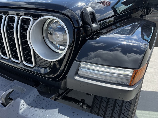 2025 Jeep Wrangler Sahara photo 12
