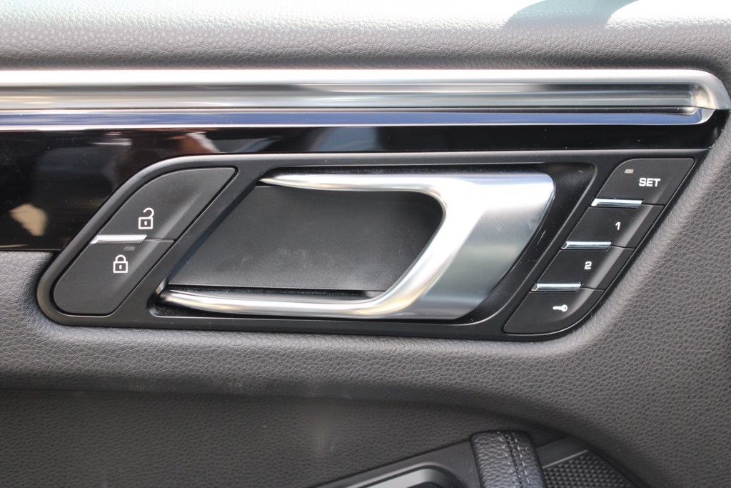 2024 Porsche Macan Base photo 20