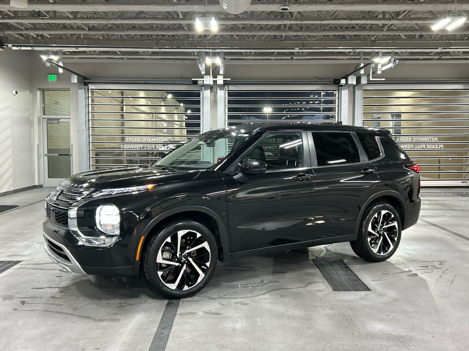 2024 Mitsubishi Outlander SE's photo