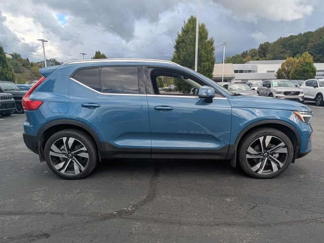 2025 Volvo XC40 Plus photo 3