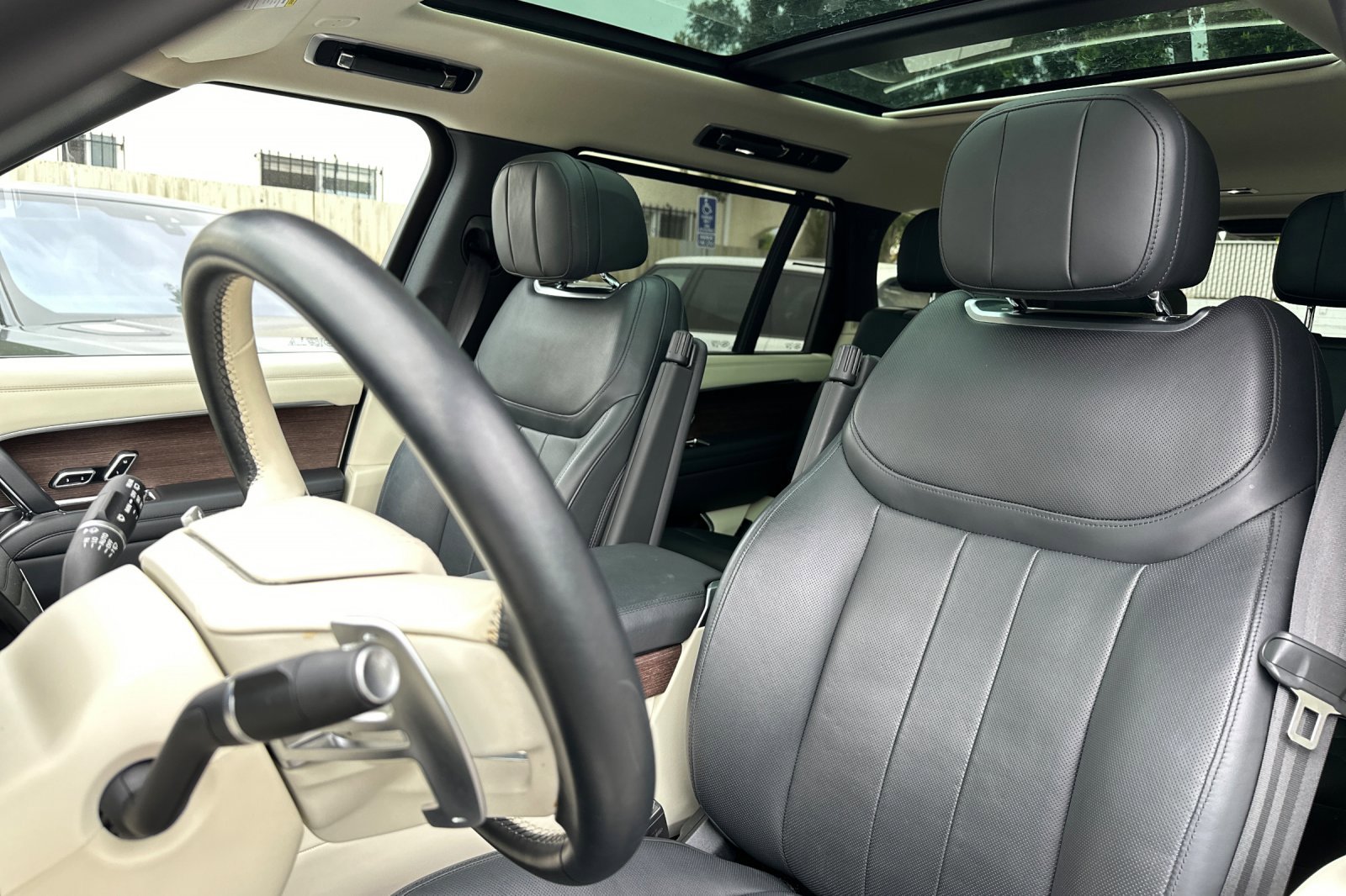 2023 Land Rover Range Rover SE photo 5