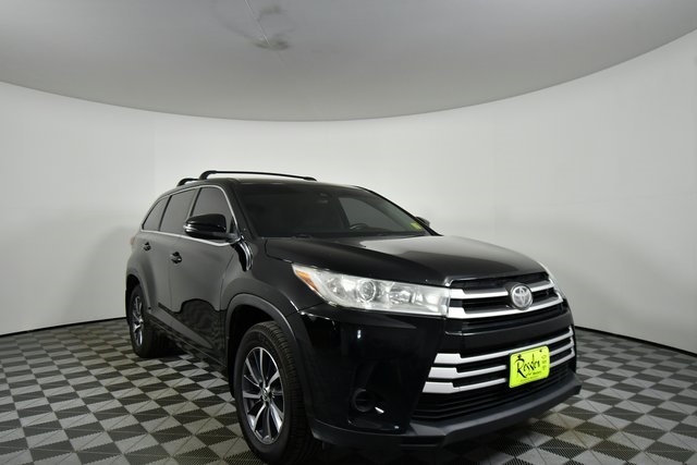 2017 Toyota Highlander LE photo 4