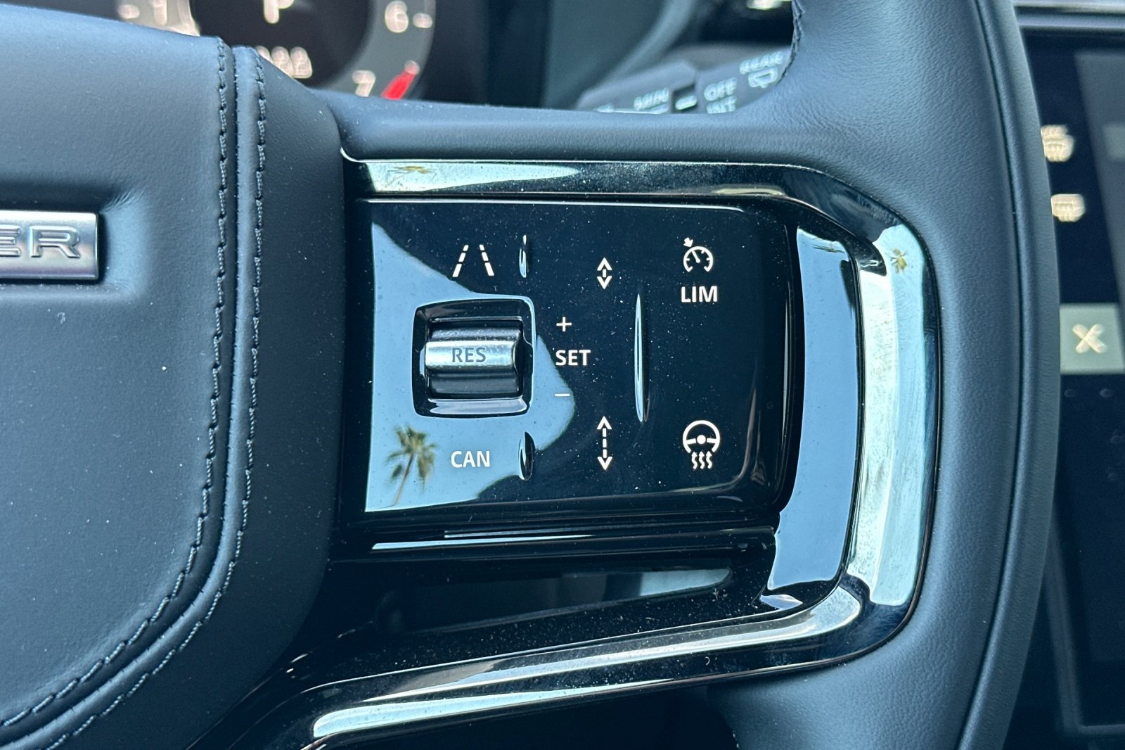 2025 Land Rover Range Rover Velar SE photo 24