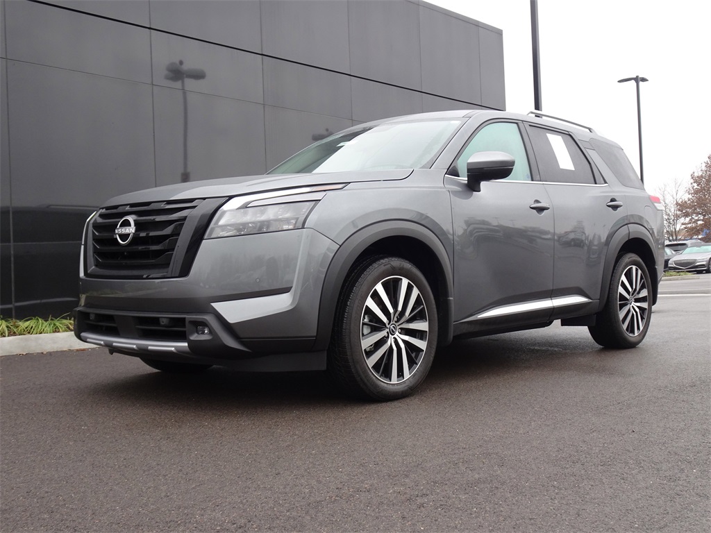 2025 Nissan Pathfinder Platinum's photo