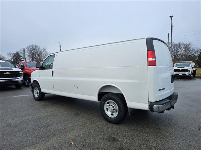 2025 Chevrolet Express Cargo 3500 photo 3