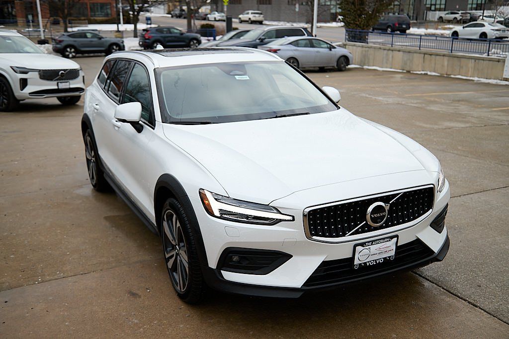 2026 VOLVO V60CC - Image 3