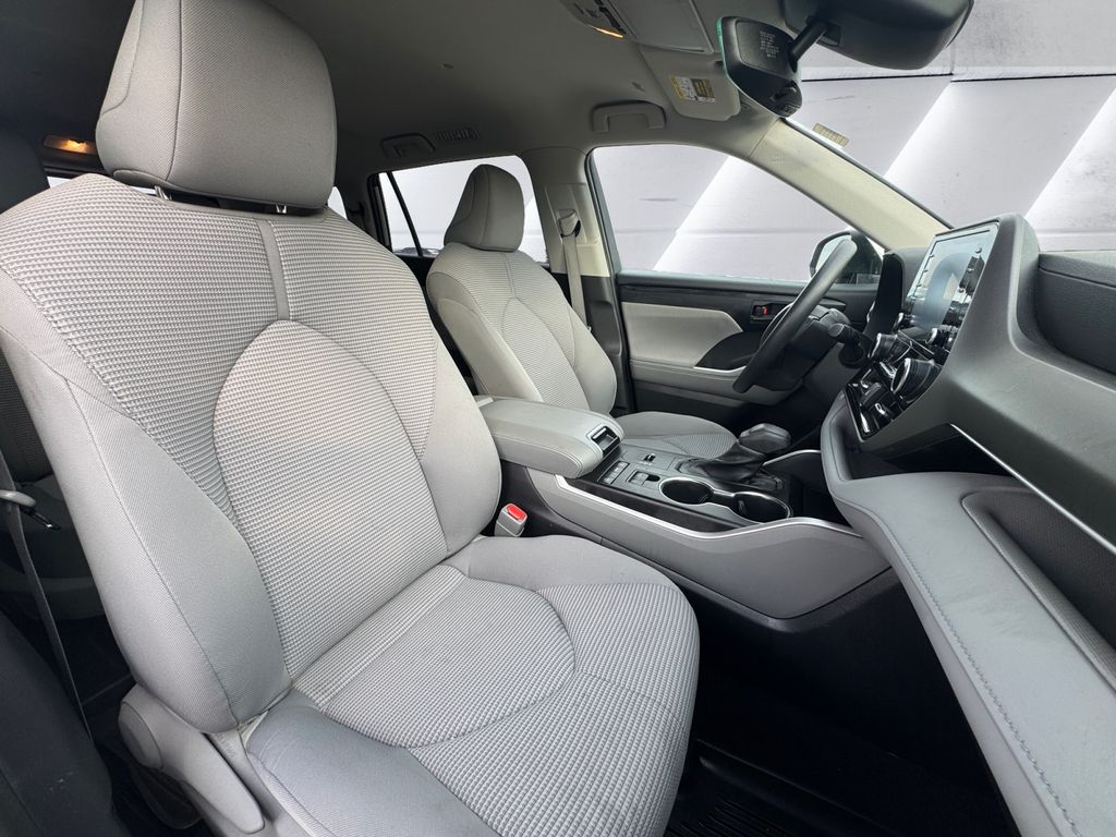 2022 Toyota Highlander L photo 14