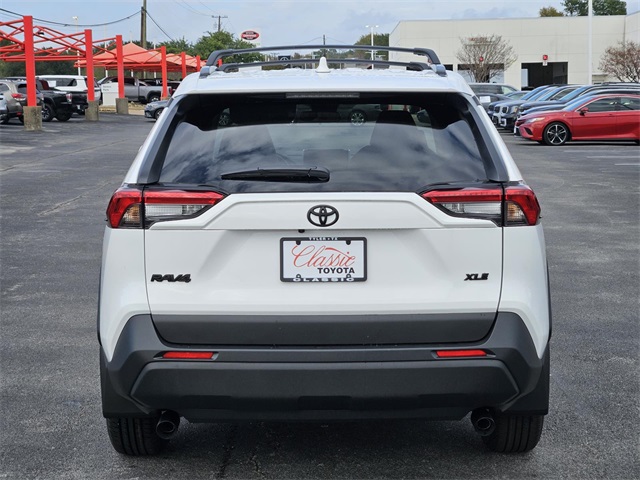 2025 Toyota RAV4 XLE photo 3