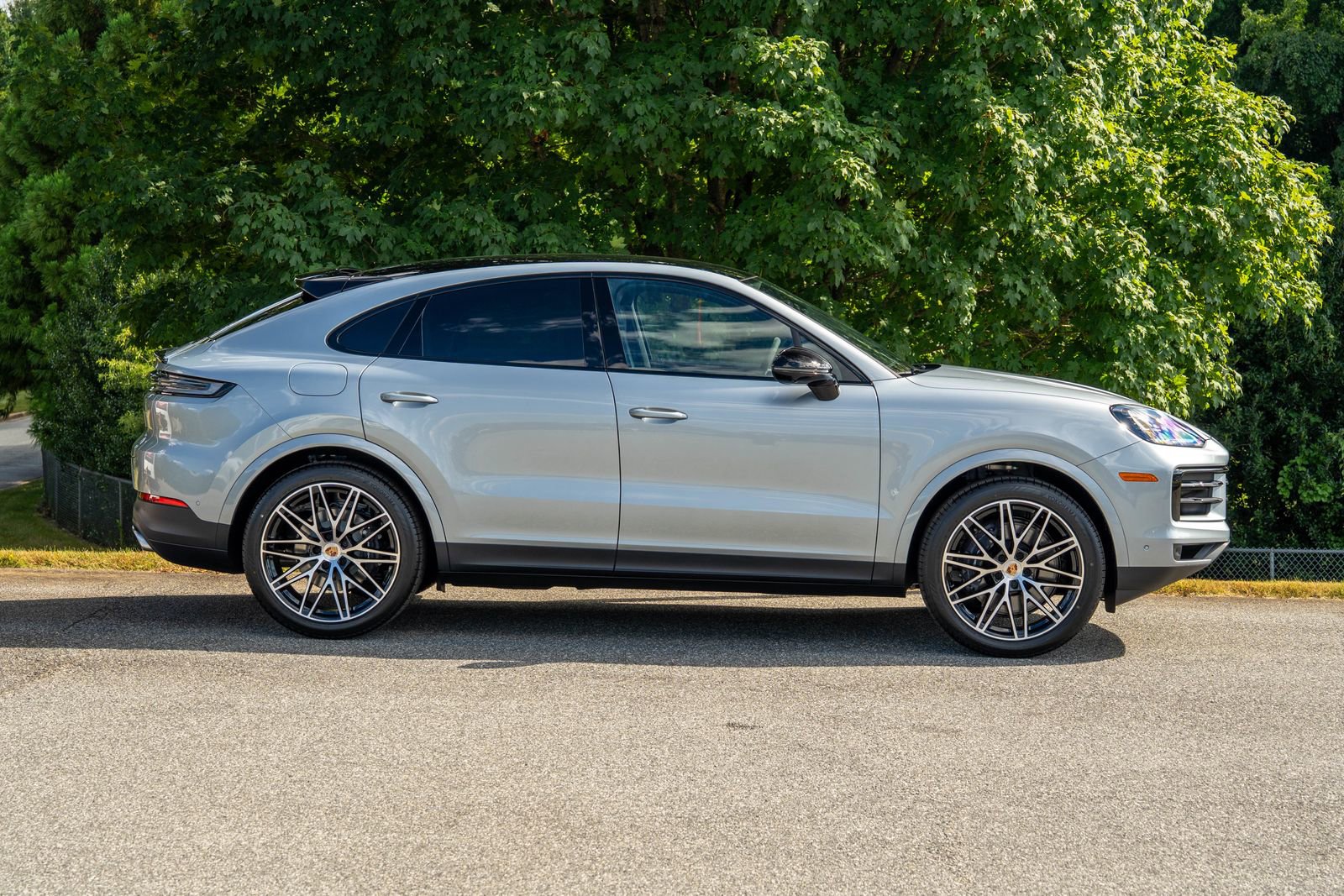 2026 Porsche Cayenne Base photo 8