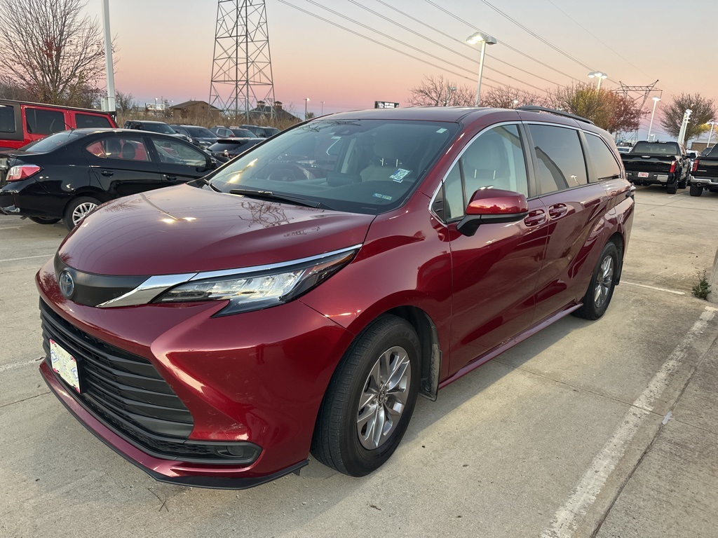 2022 Toyota Sienna LE's photo