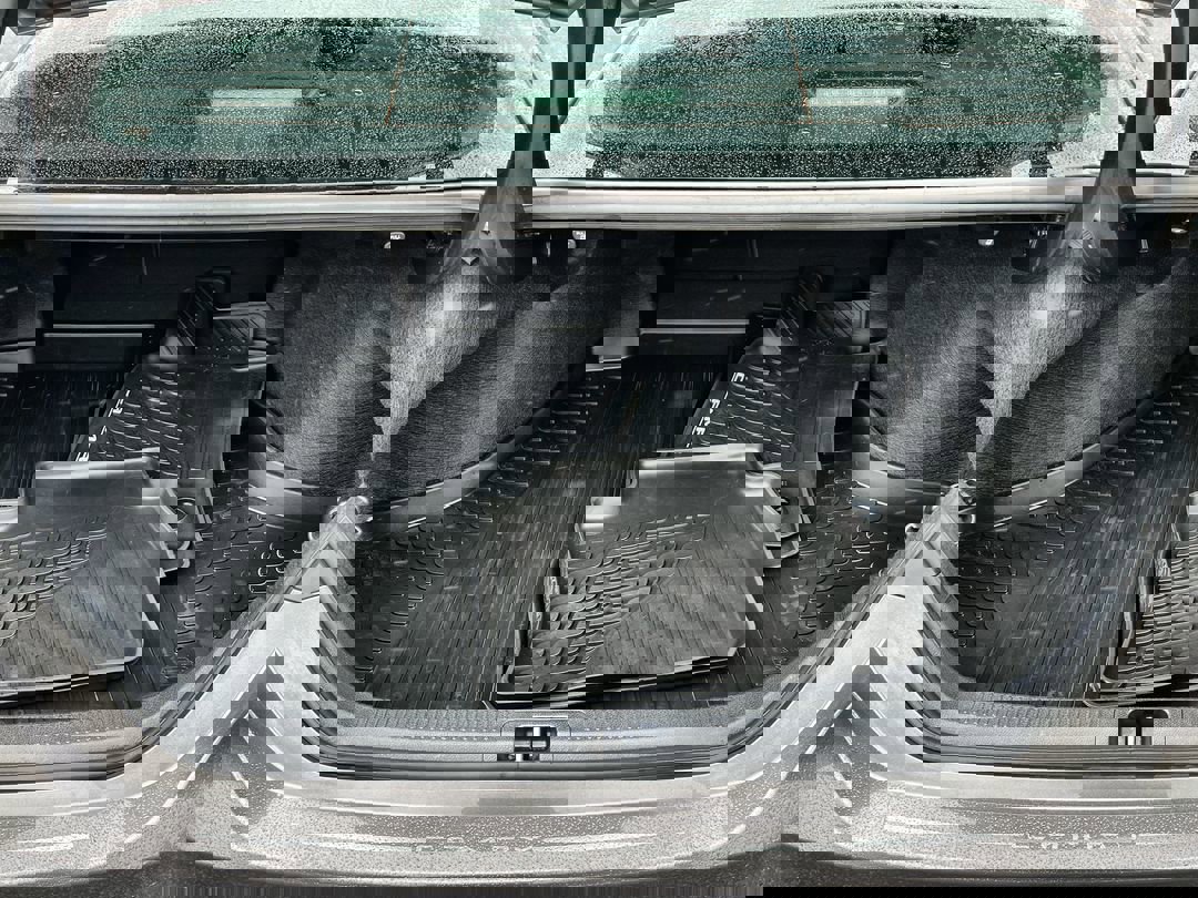 2020 Toyota Camry Hybrid LE photo 23