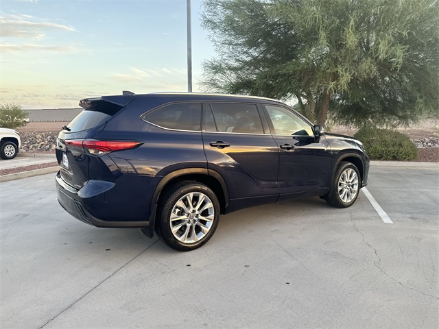 2022 Toyota Highlander Limited photo 4