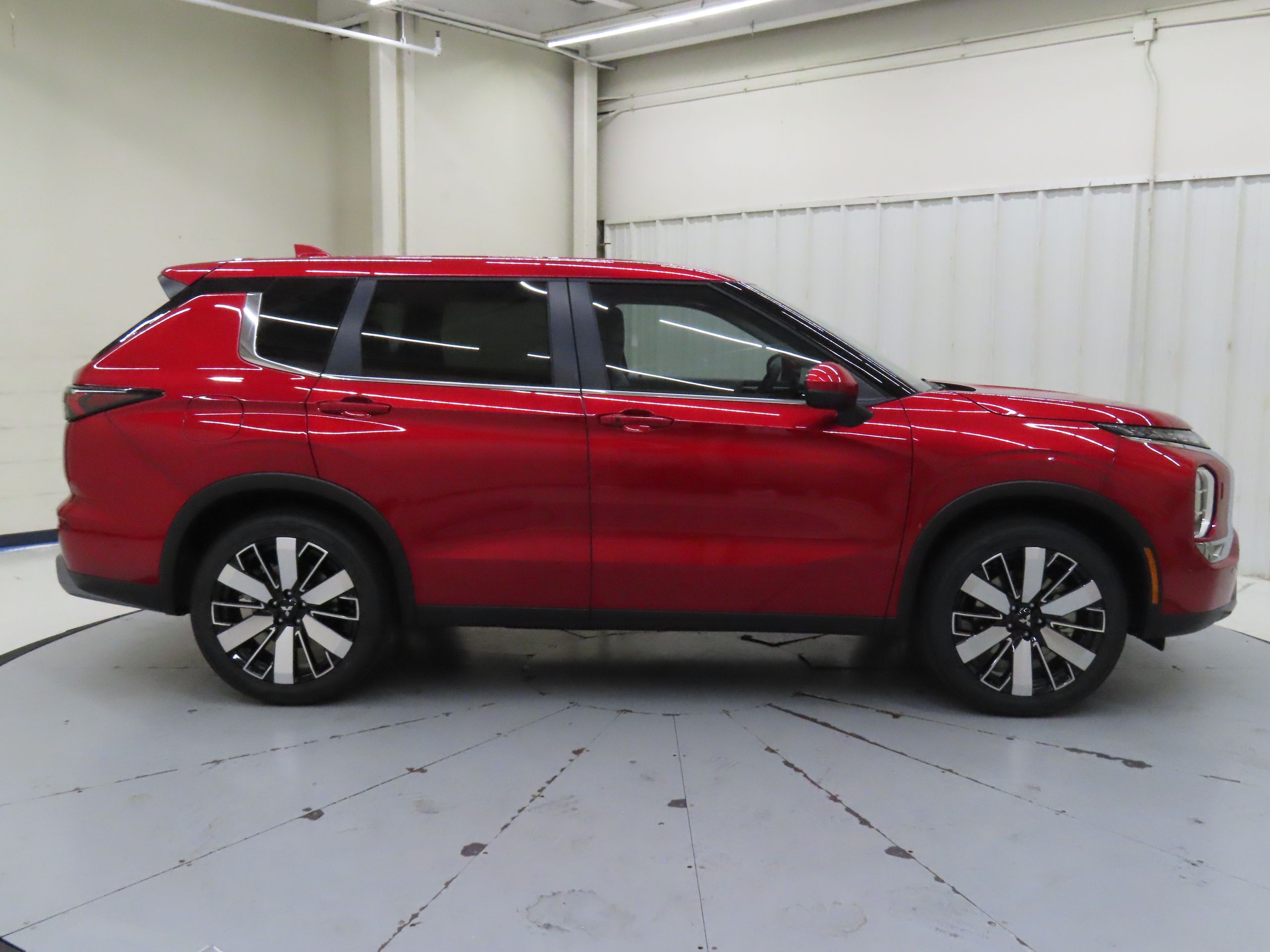 2025 Mitsubishi Outlander SE photo 2