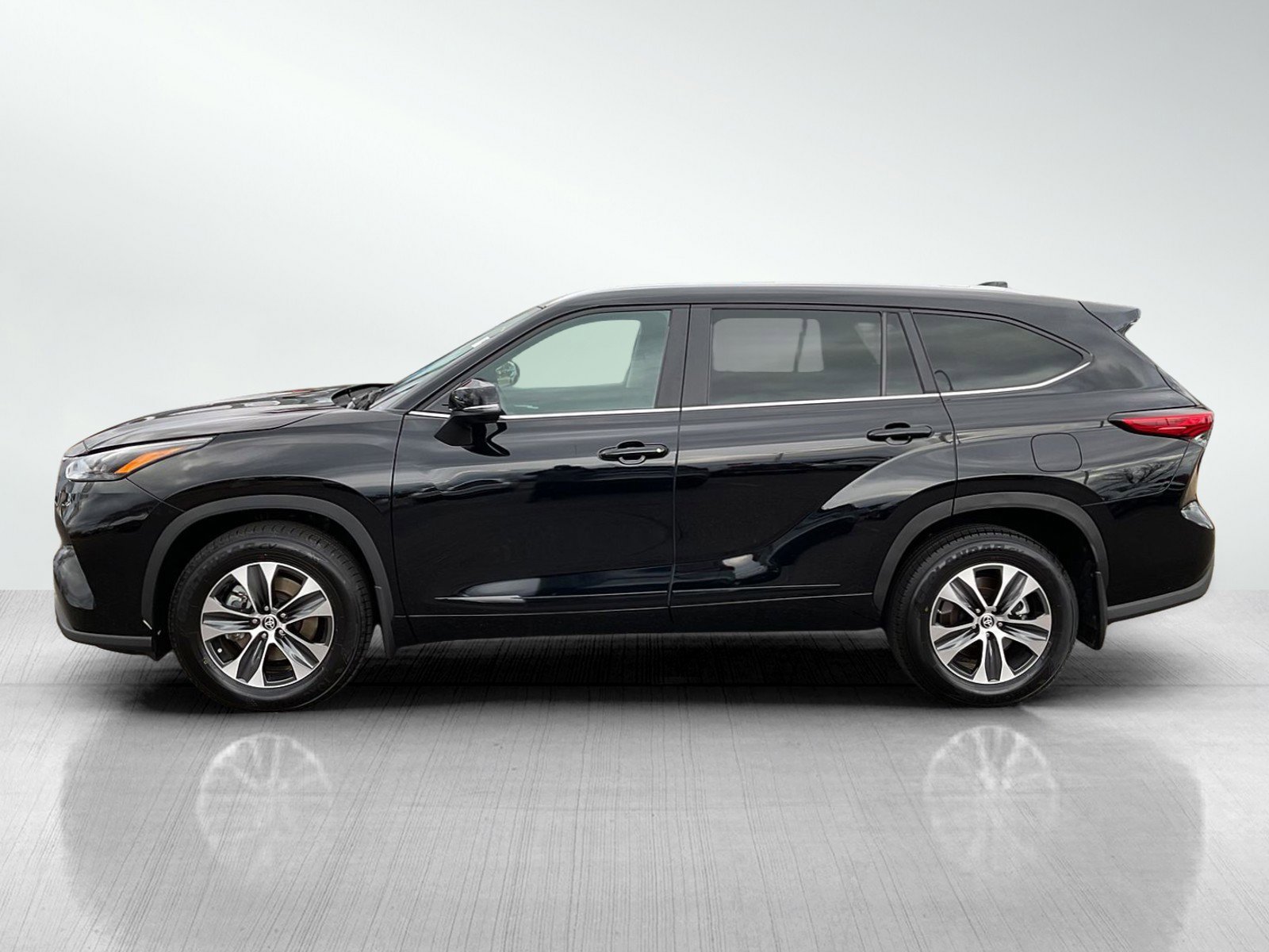 Used 2023 Toyota Highlander XLE with VIN 5TDKDRBH1PS043113 for sale in Brainerd, Minnesota