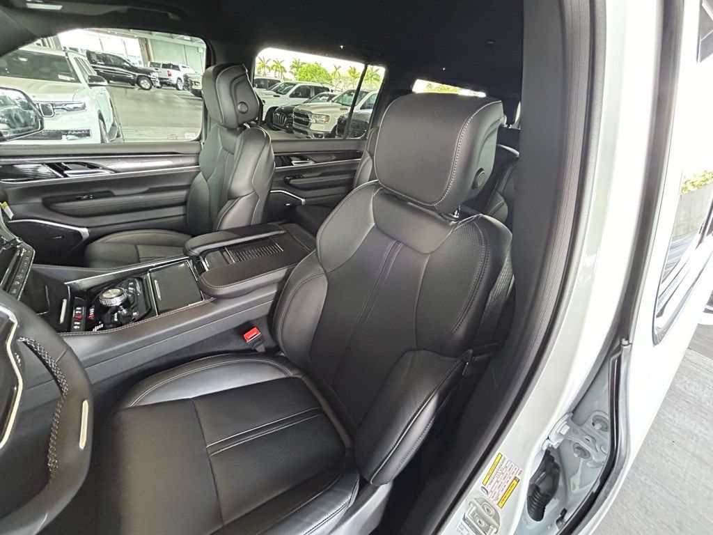 2024 Jeep Wagoneer Base photo 37
