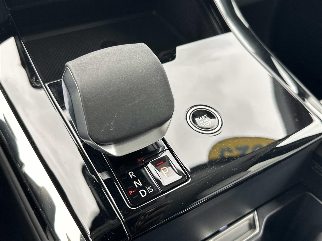2025 Land Rover Range Rover Sport SE photo 3