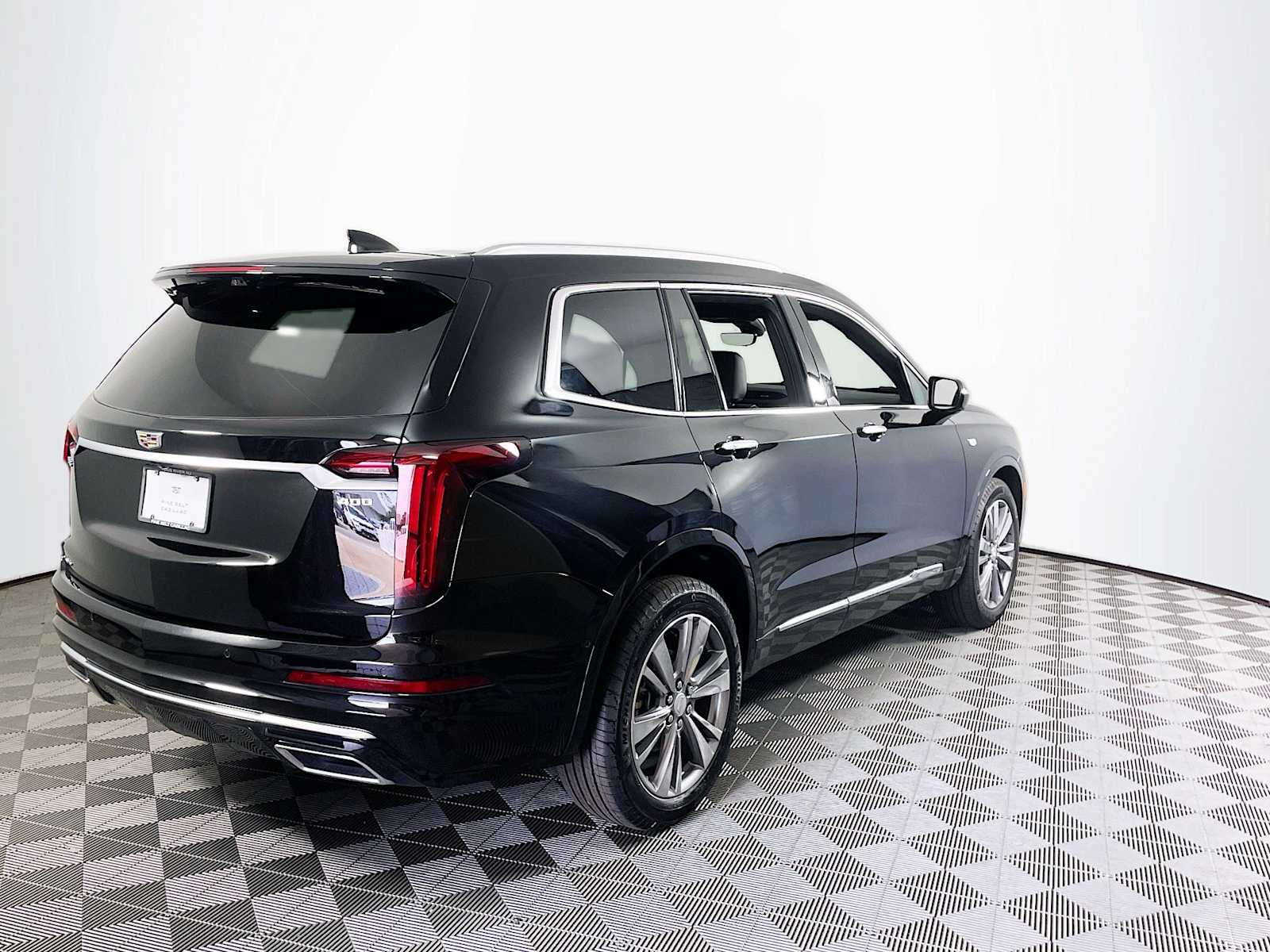 2025 Cadillac XT6 Premium Luxury photo 2