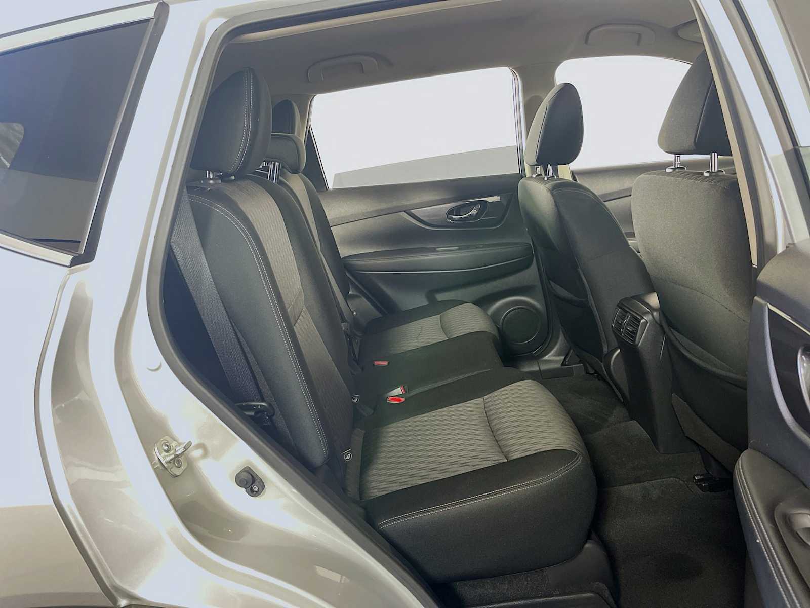 2020 Nissan Rogue SV photo 23