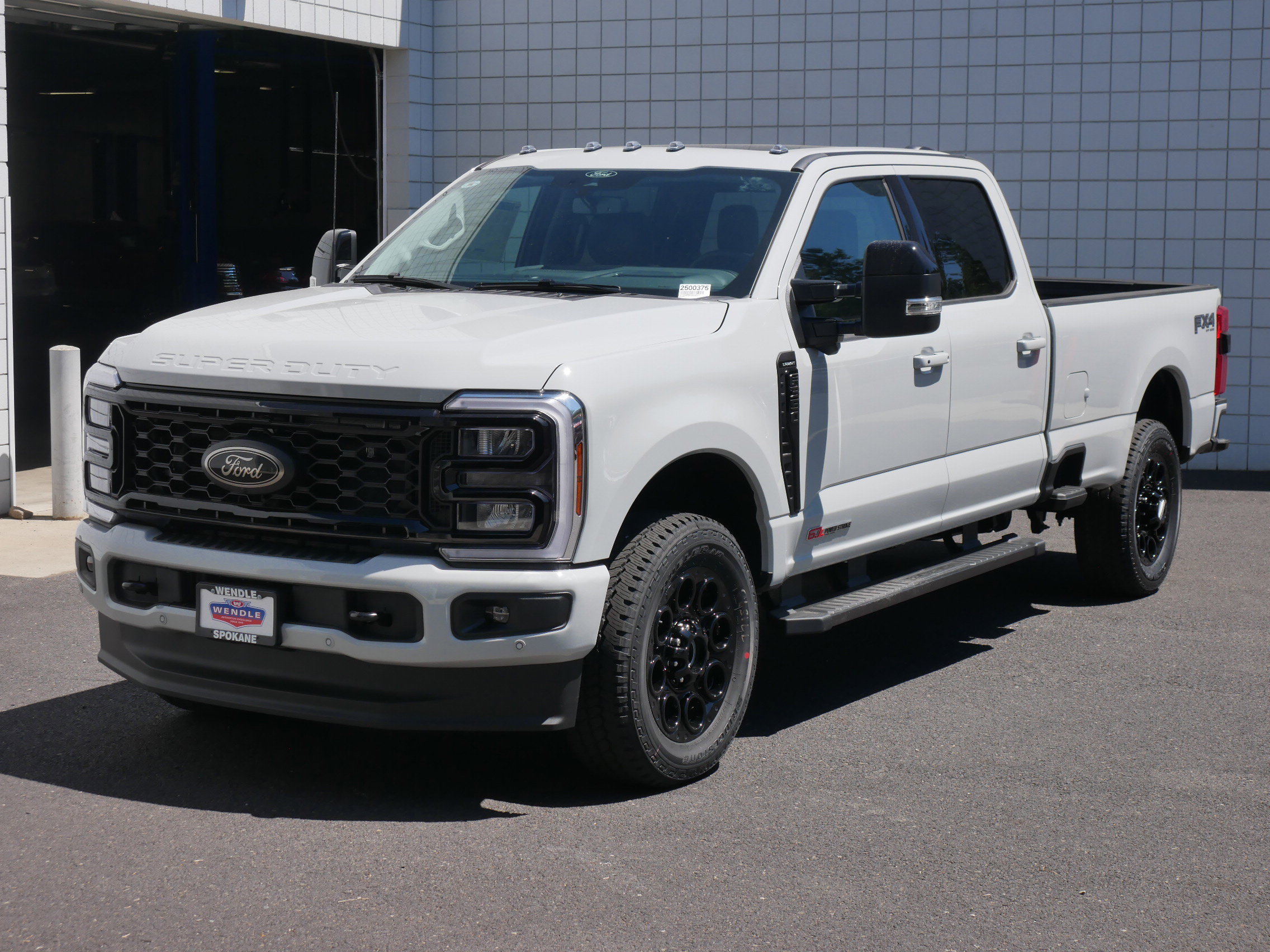 2025 Ford F-350 Lariat photo 2