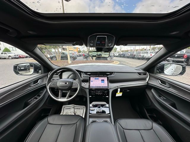 2025 Jeep Grand Cherokee Limited photo 2