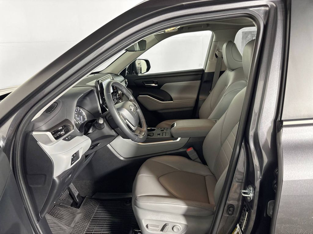 2023 Toyota Highlander L photo 10