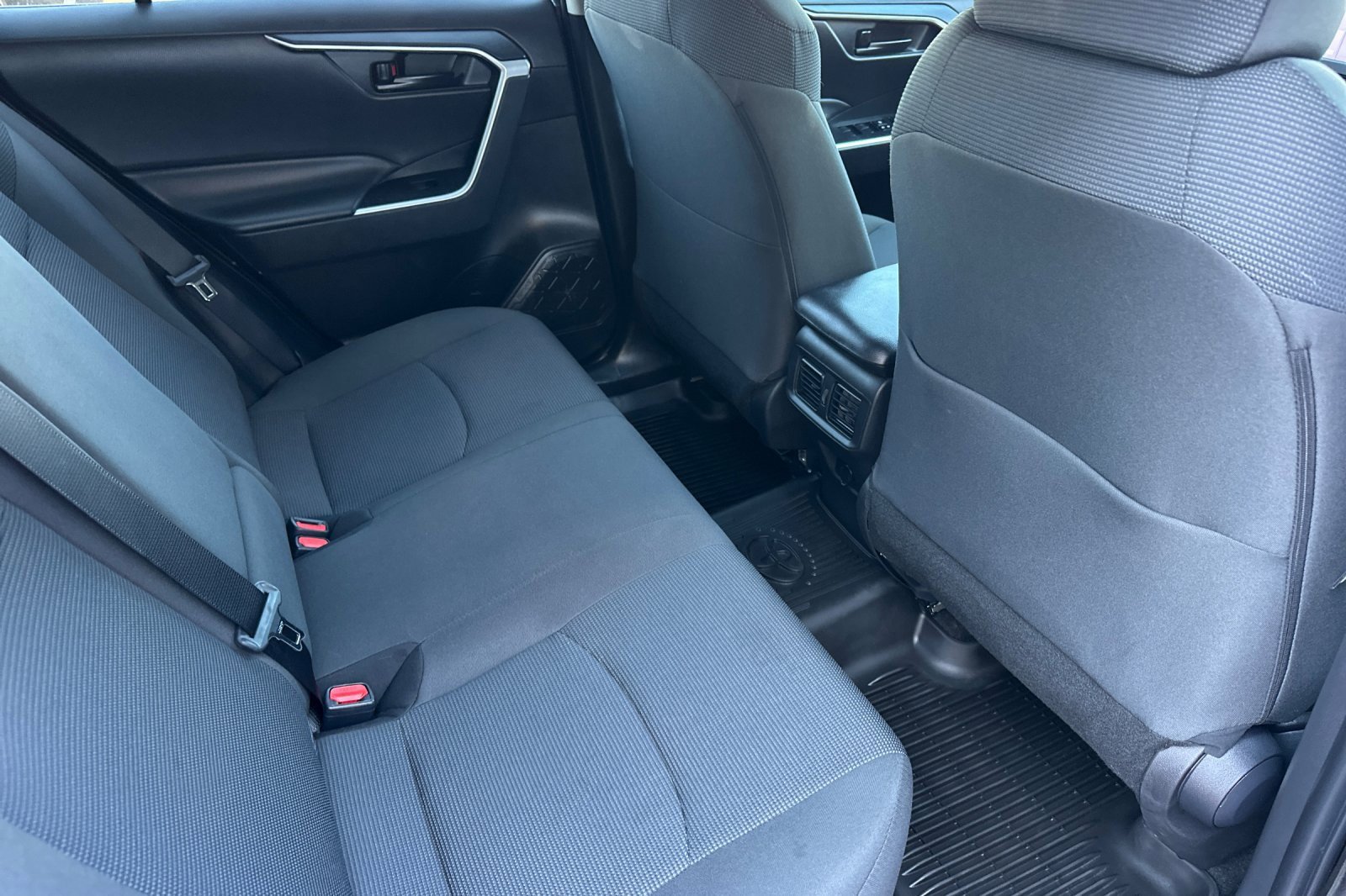 2022 Toyota RAV4 LE photo 17