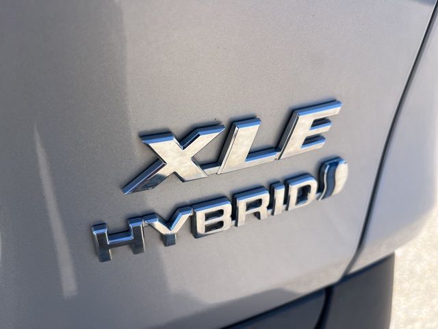 2021 Toyota RAV4 Hybrid XLE photo 26