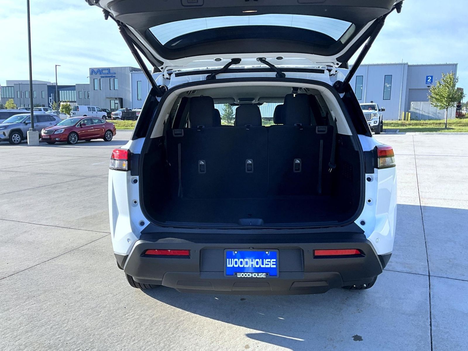 2025 Nissan Pathfinder SV photo 9