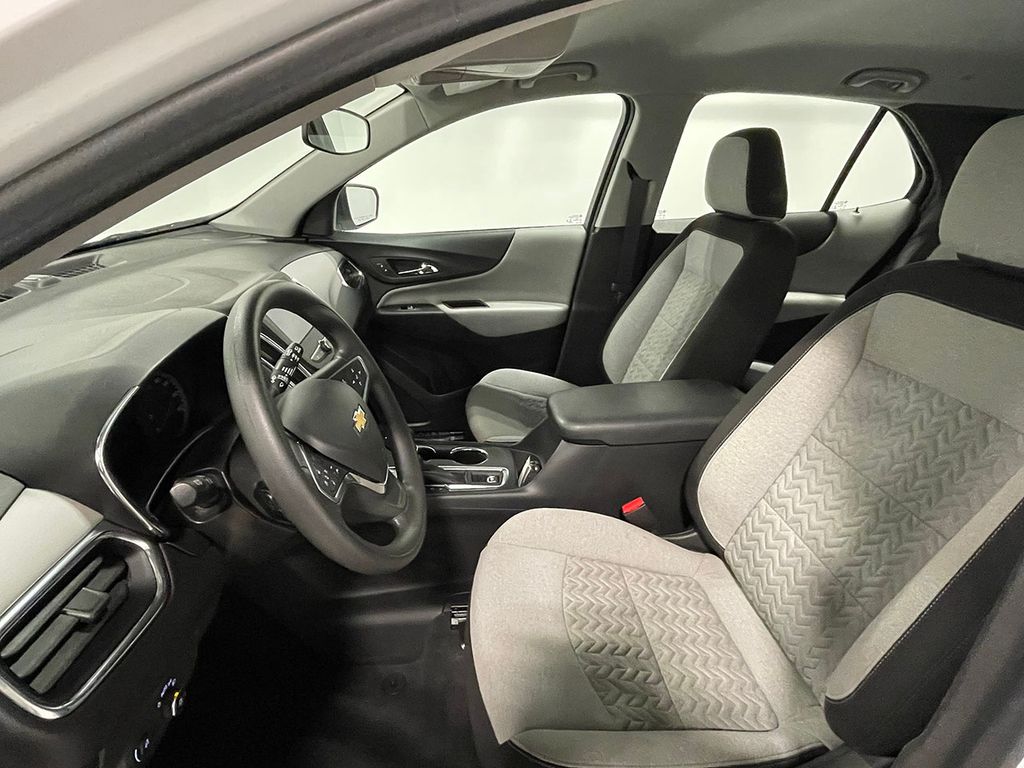 2022 Chevrolet Equinox LS photo 2