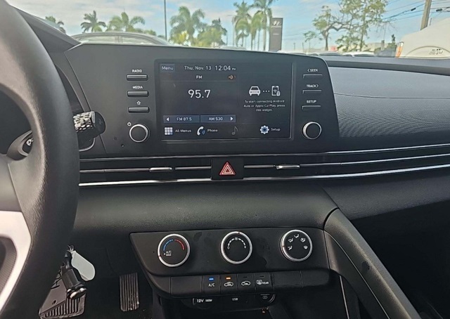 2023 Hyundai Elantra SE photo 3