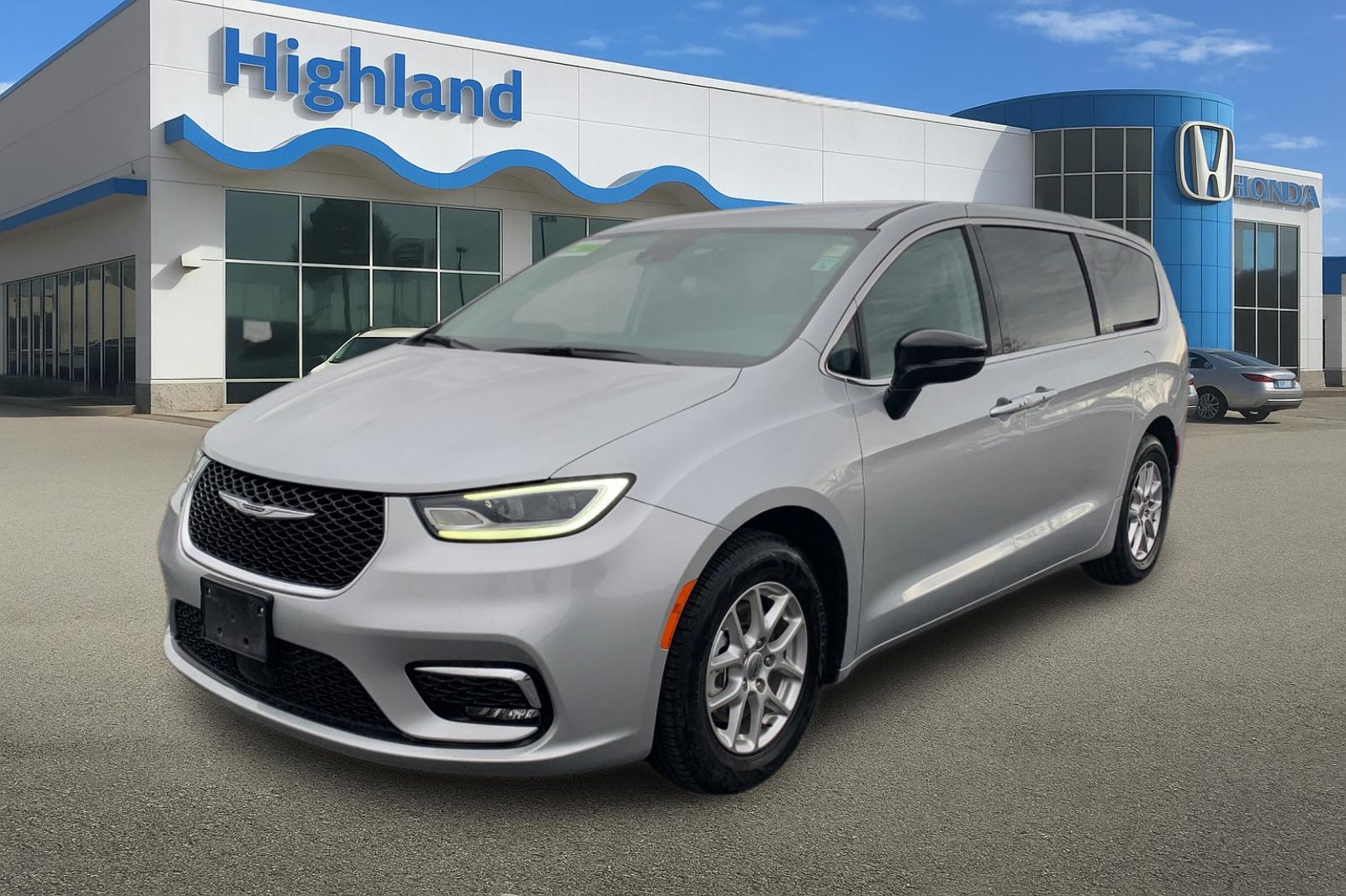 2024 Chrysler Pacifica Touring L's photo