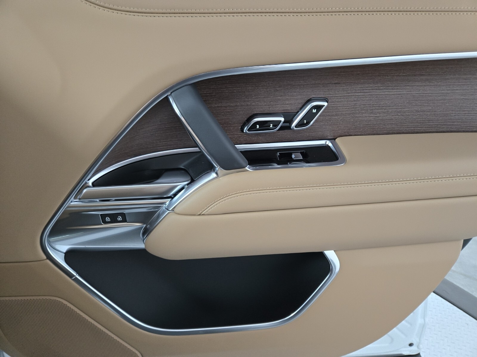 2025 Land Rover Range Rover SE photo 19