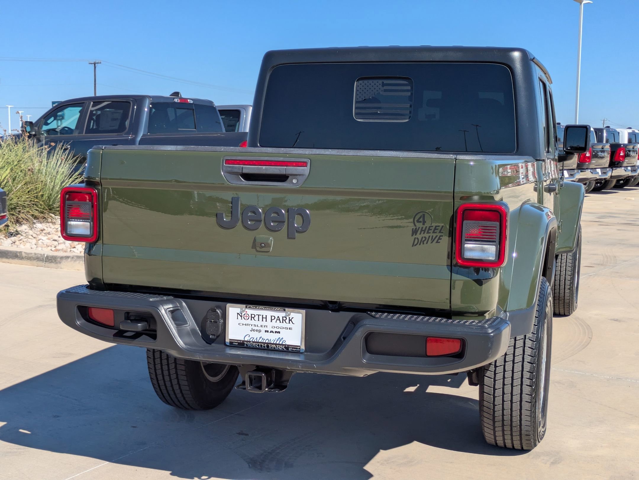 2021 Jeep Gladiator Sport photo 3