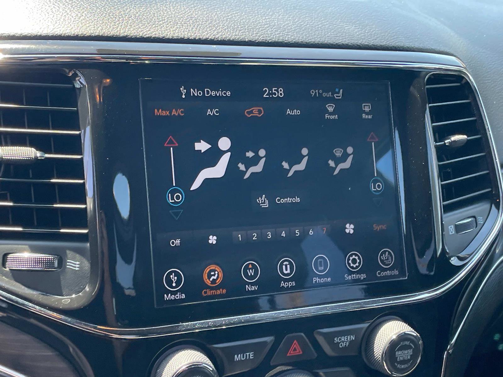 2021 Jeep Grand Cherokee Anniversary Edition photo 10