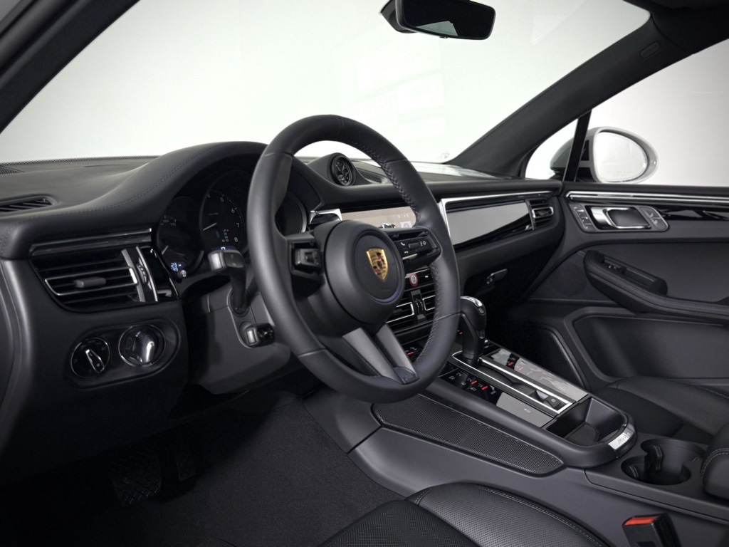 2026 Porsche Macan T photo 4