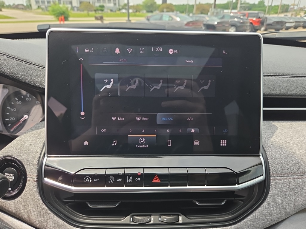 2024 Jeep Compass Latitude Lux photo 16
