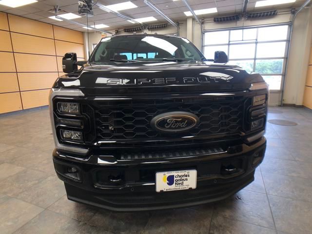 2025 Ford F-250 Lariat photo 2