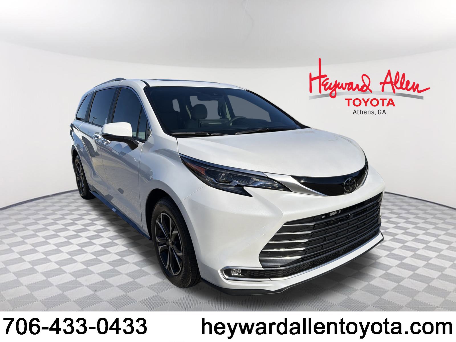 2026 Toyota Sienna Platinum's photo