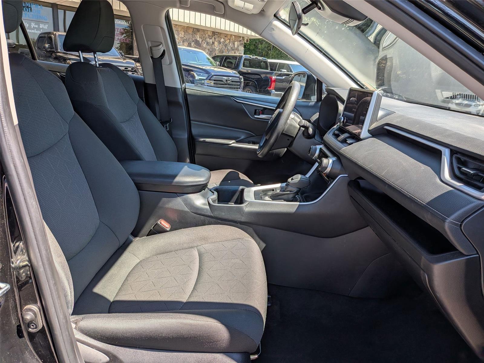 2023 Toyota RAV4 XLE photo 31
