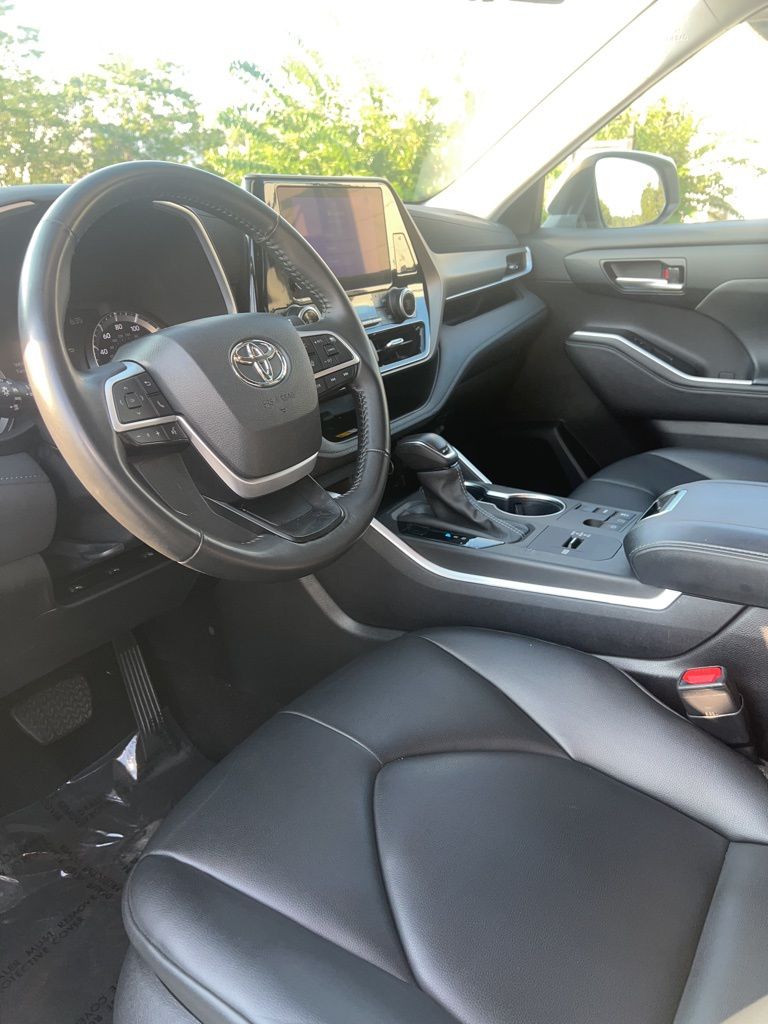 2024 Toyota Highlander LE photo 2