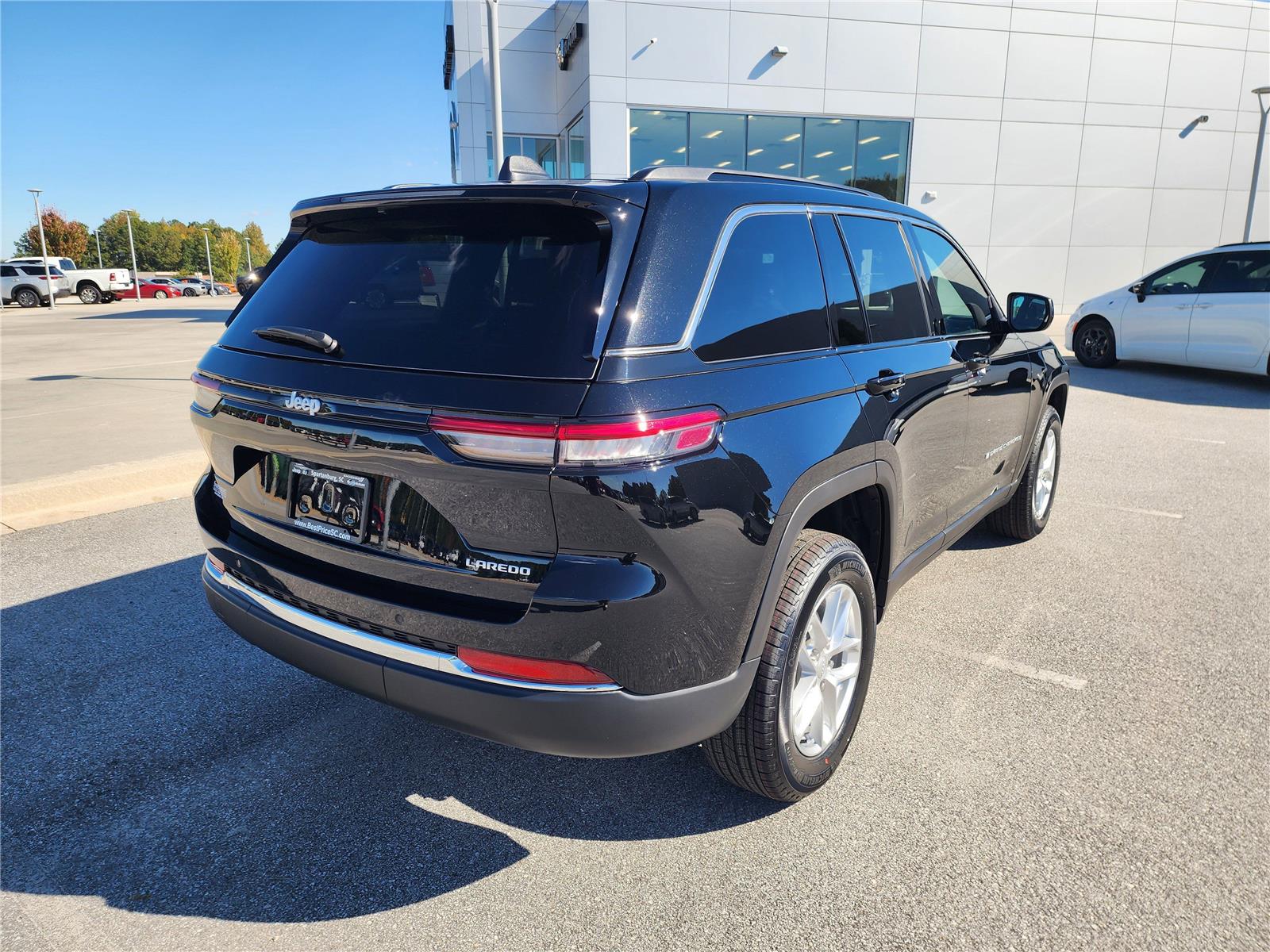 2025 Jeep Grand Cherokee Laredo X photo 3