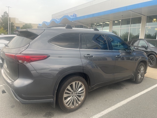 2020 Toyota Highlander Platinum photo 2